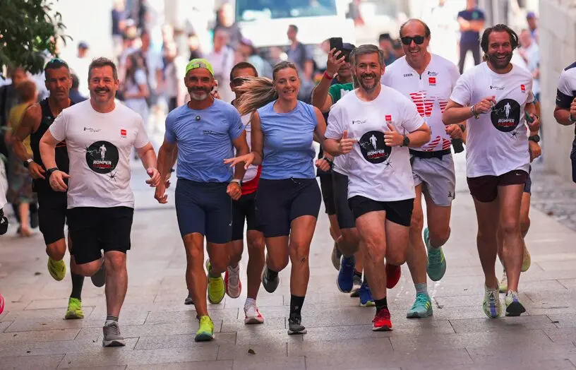 Los consejeros Garc&iacute;a Mart&iacute;n y De Paco Serrano han acompa&ntilde;ado al atleta  y bombero Jaime Dom&iacute;nguez hasta la meta - Foto Comunidad de Madrid
