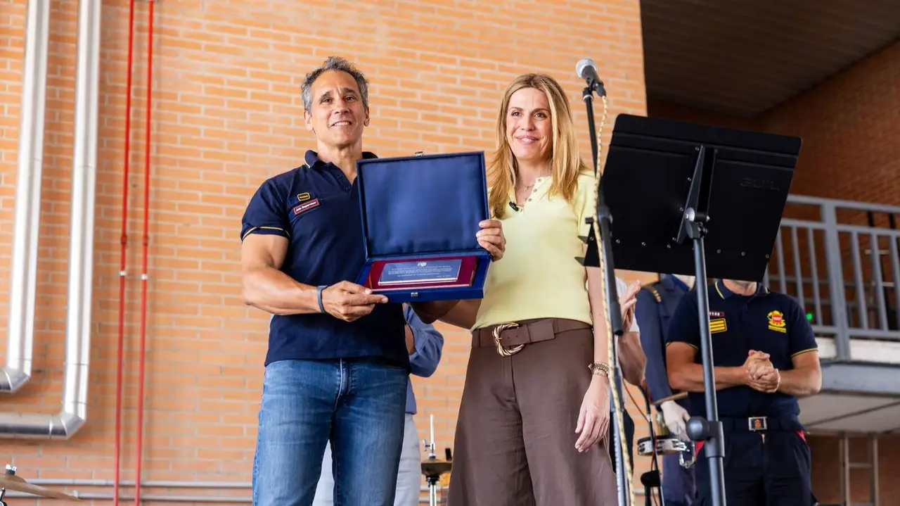 20260601-FOT- La alcaldesa, Paloma Tejero, entrega la distinci&oacute;n al jefe de bomberos del parque de Pozuelo, Remigio Hell&iacute;n