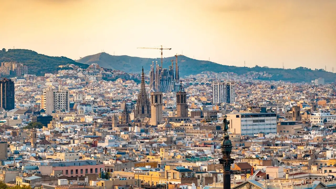 Fotograf&iacute;a a&eacute;rea de los edificios en Barcelona - Foto de Aleksandar Pasaric de Pexels