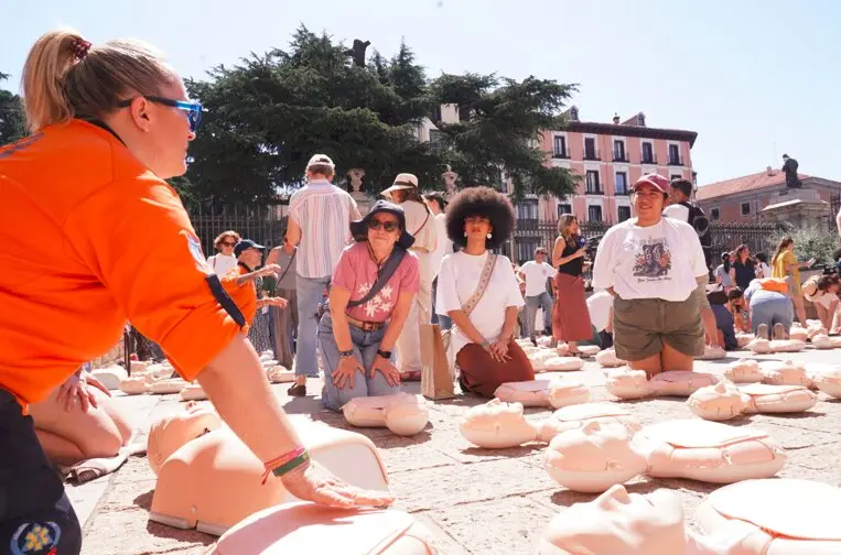 Im&aacute;genes de la formaci&oacute;n sanitaria b&aacute;sica impartida por SAMUR-Protecci&oacute;n Civil a voluntarios de la visita del papa - Foto Ayuntamiento de Madrid
