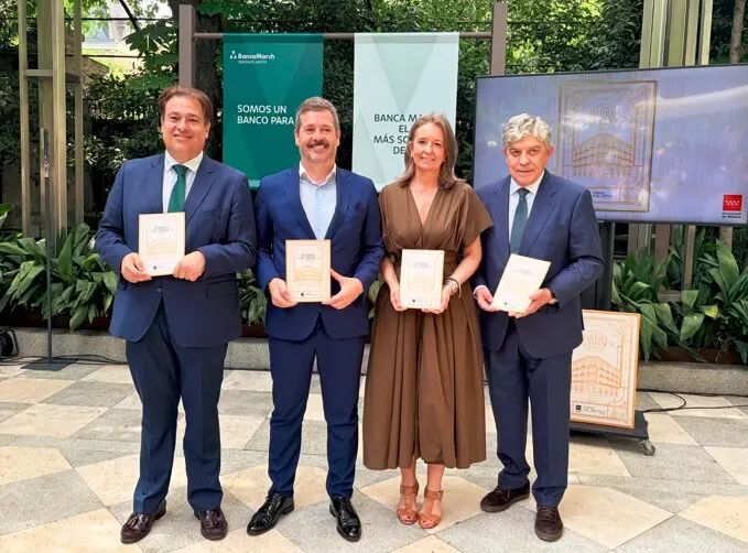 El consejero De Paco Serrano ha presentado hoy esta publicaci&oacute;n en los jardines del Palacete de la Banca March - Foto Comunidad de Madrid