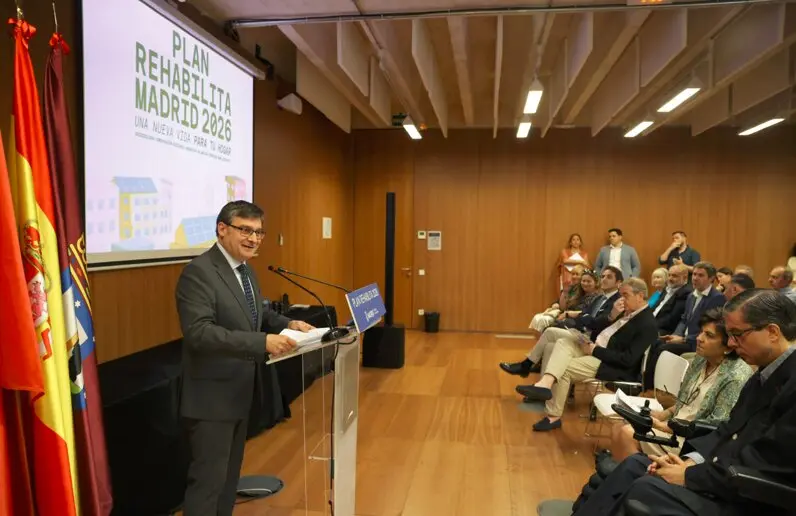 Gonz&aacute;lez durante la presentaci&oacute;n del Plan Rehabilita Madrid 2026 - Foto Ayuntamiento de Madrid