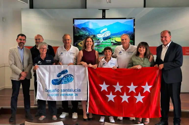 La consejera D&aacute;vila ha mantenido, con los madrile&ntilde;os que viajar&aacute;n en agosto a Vietnam - Foto Comunidad de Madrid