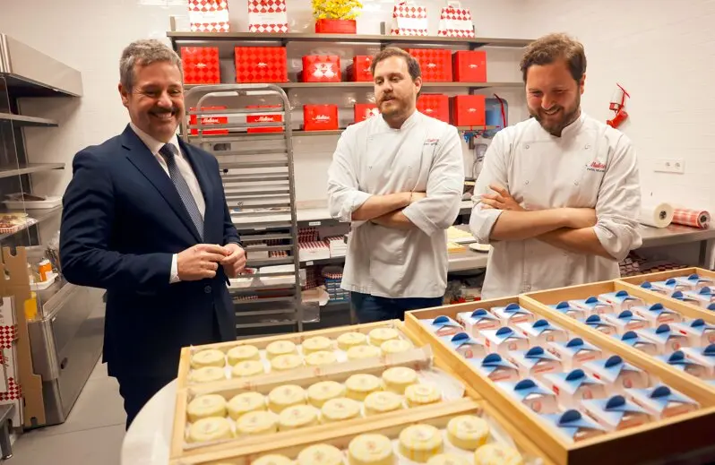 El consejero De Paco Serrano ha dado a conocer el dulce Cor Unum - Foto Comunidad de Madrid