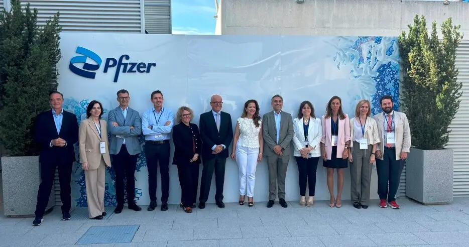 La consejera de Sanidad, durante su visita a la planta de producci&oacute;n de la  farmac&eacute;utica Pfizer en San Sebasti&aacute;n de los Reyes - Foto Comunidad de Madrid