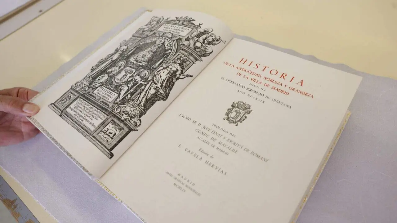 Ejemplar de 'A la muy antigua, noble y coronada Villa de Madrid. Historia de su Antig&uuml;edad, Nobleza y Grandeza', de Jer&oacute;nimo de la Quintana