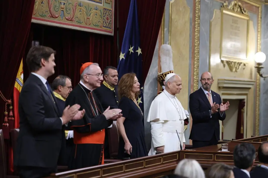 Ovaci&oacute;n al papa Le&oacute;n XIV al entrar en el Hemiciclo del Congreso - Foto de Jorge Villa