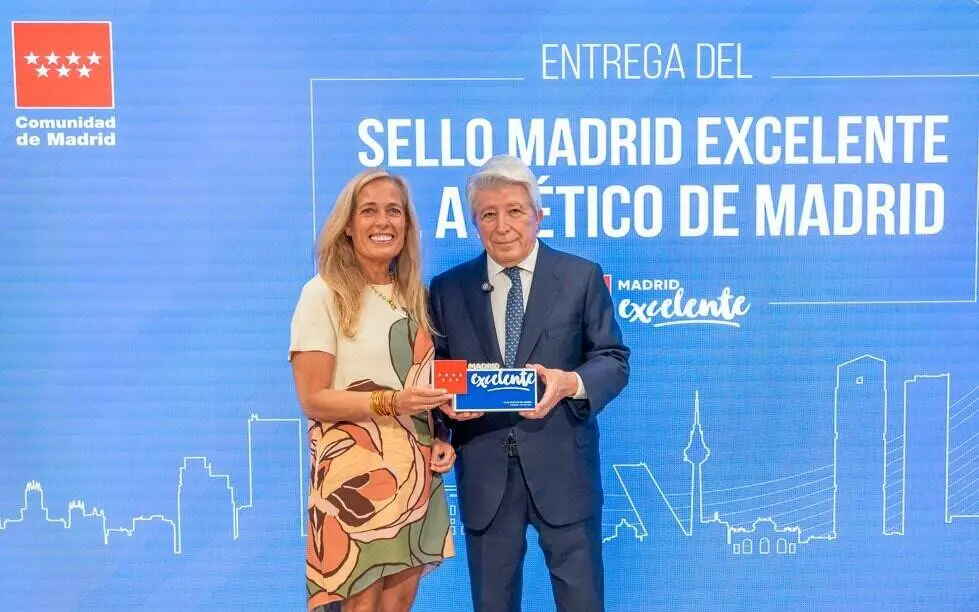 La consejera Albert haciendo entrega del reconocimiento Madrid Excelente al presidente de la entidad, Enrique Cerezo - Foto Comunidad de Madrid