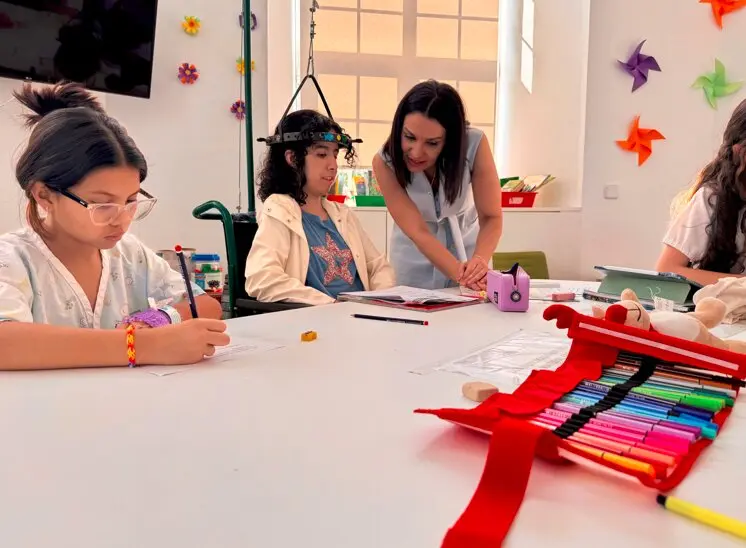 La consejera de Educaci&oacute;n, Ciencia y Universidades, en el centro educativo p&uacute;blico del Hospital Infantil Ni&ntilde;o Jes&uacute;s - Foto Comunidad de Madrid