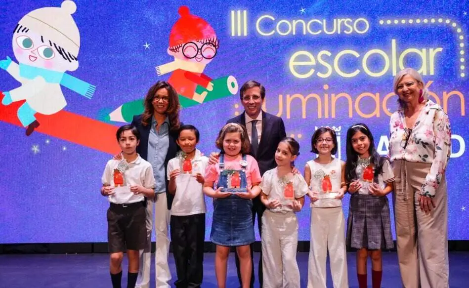 Almeida, en la entrega de los premios a los ganadores  de la tercera edici&oacute;n del concurso escolar de dibujo para el dise&ntilde;o de la iluminaci&oacute;n navide&ntilde;a - Foto Ayuntamiento de Madrid