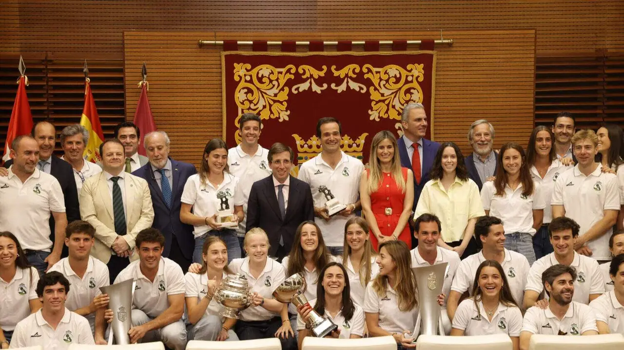 El alcalde de Madrid, Jos&eacute; Luis Mart&iacute;nez-Almeida, recibe a los equipos de hockey sobre hierba del Club de Campo Villa de Madrid