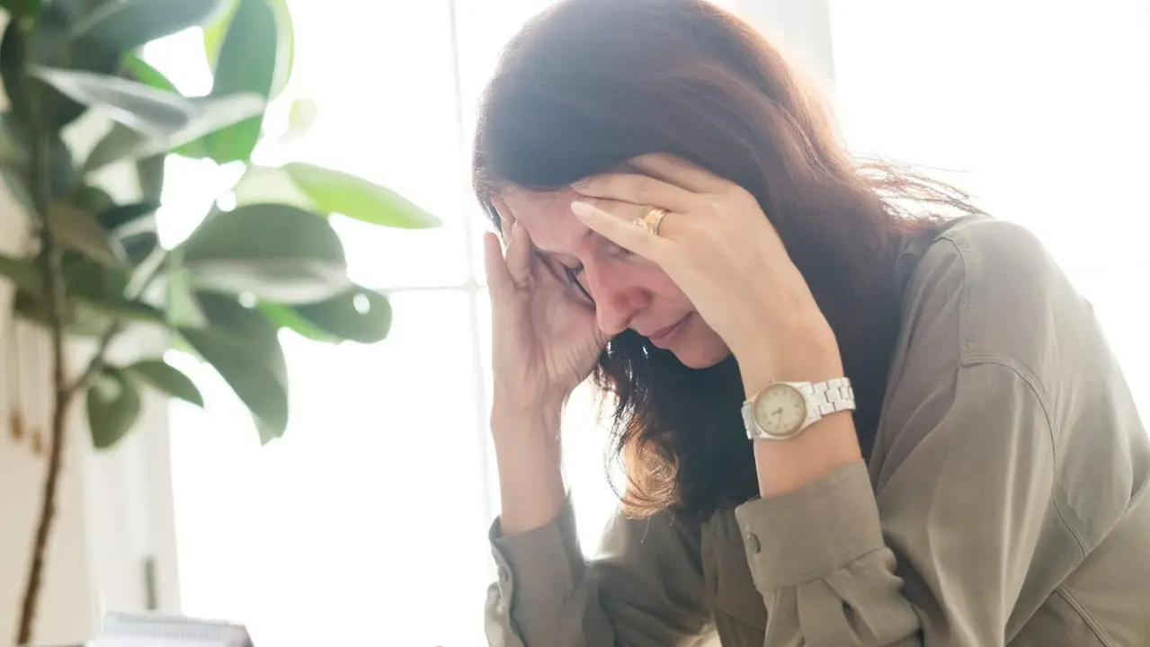 Mujer con una carga extra de trabajo | Foto de 123rf/rawpixel