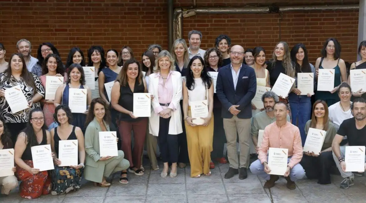 La delegada de Econom&iacute;a, Innovaci&oacute;n y Hacienda y el delegado de Pol&iacute;ticas Sociales, Familia e Igualdad dan la bienvenida a la nueva promoci&oacute;n de educadores sociales - Foto Ayuntamiento de Madrid