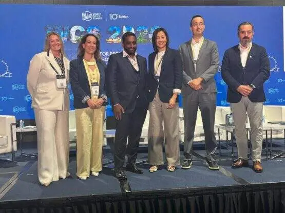 La coordinadora general de la Alcald&iacute;a, Inmaculada S&aacute;nchez-Cervera, junto con otros participantes en la World Cities Summit 2026 (WCS) de Singapur - Foto Ayuntamiento de Madrid