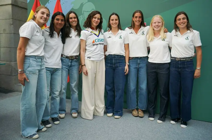 Ayuso felicita a los equipos de hockey hierba  del Real Club de Campo Villa de Madrid - Foto Comunidad de Madrid