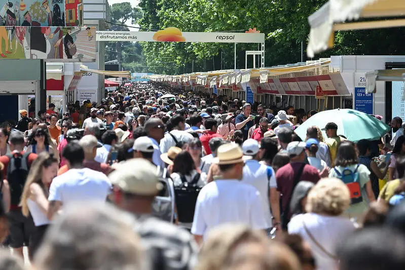 Visitantes de la 85.&ordf; Feria del Libro de Madrid. &copy; Gustavo Valiente