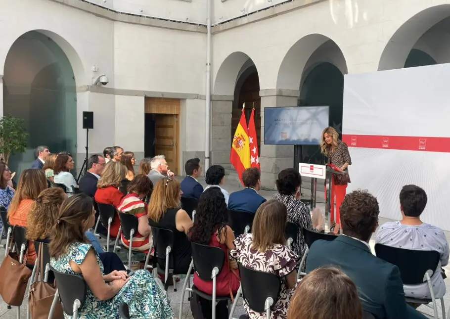 La viceconsejera Mart&iacute;n, en la presentaci&oacute;n de nueve textos adaptados - Foto Comunidad de Madrid