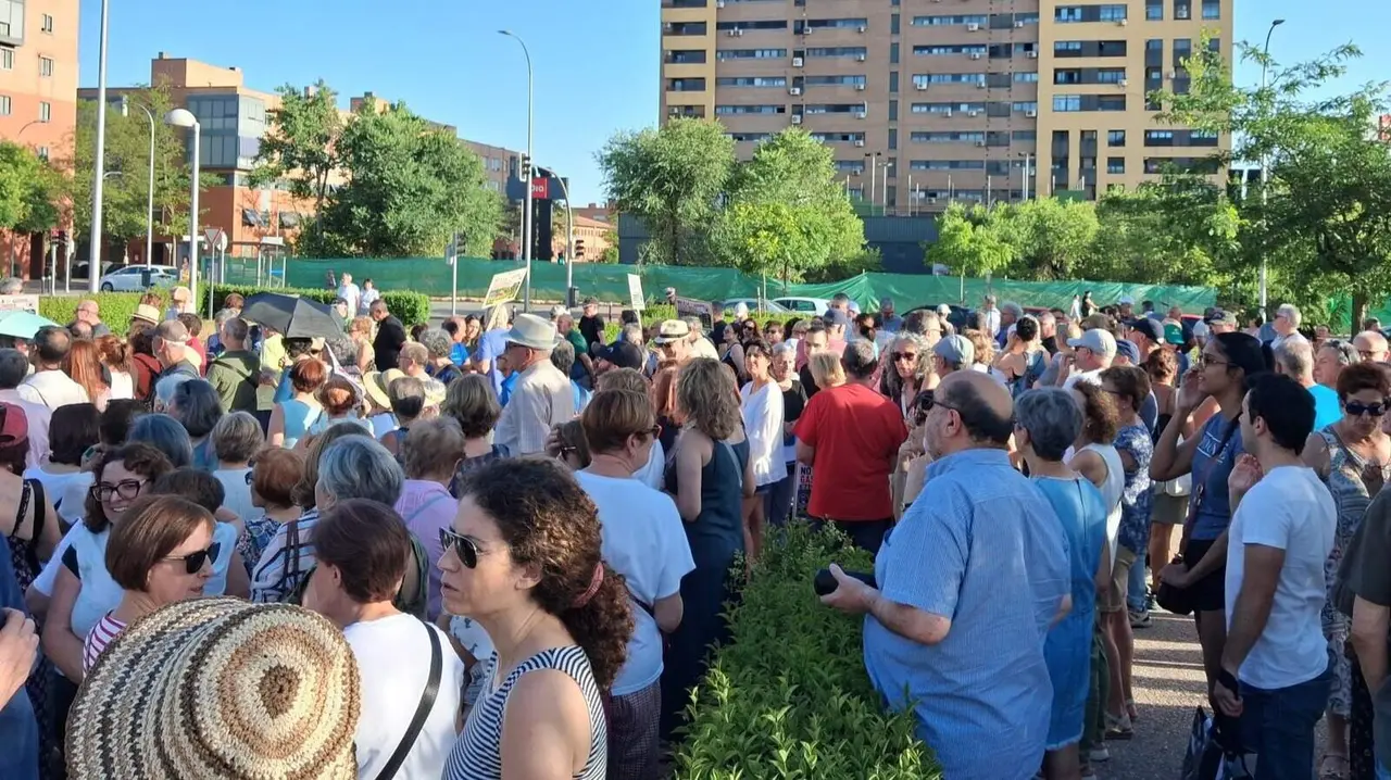 Protesta contra la instalaci&oacute;n de una gasolinera en Valdebernardo | Foto de Afuveva
