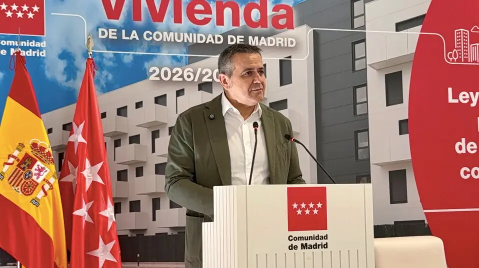 El consejero Rodrigo ha mantenido hoy un encuentro en el Pabell&oacute;n Antonio  
Palacios para abordar las novedades de la normativa - Foto Comunidad de Madrid