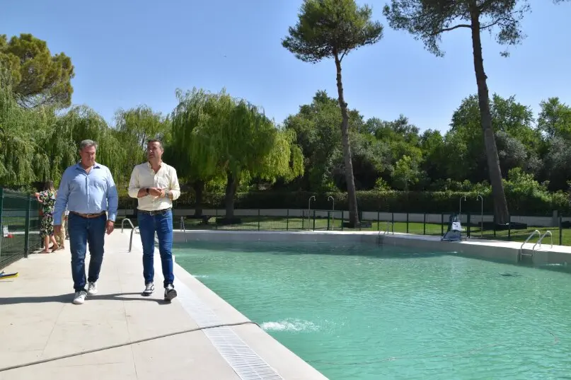 El viceconsejero S&aacute;nchez ha visitado hoy las obras de  rehabilitaci&oacute;n de la Piscina Municipal de Campo Real 
- Foto Comunidad de Madrid