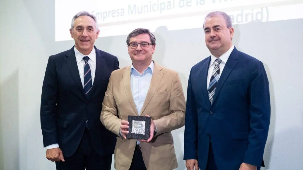 El delegado de Pol&iacute;ticas de Vivienda, &Aacute;lvaro Gonz&aacute;lez, recogiendo este galard&oacute;n - Ayuntamiento de Madrid