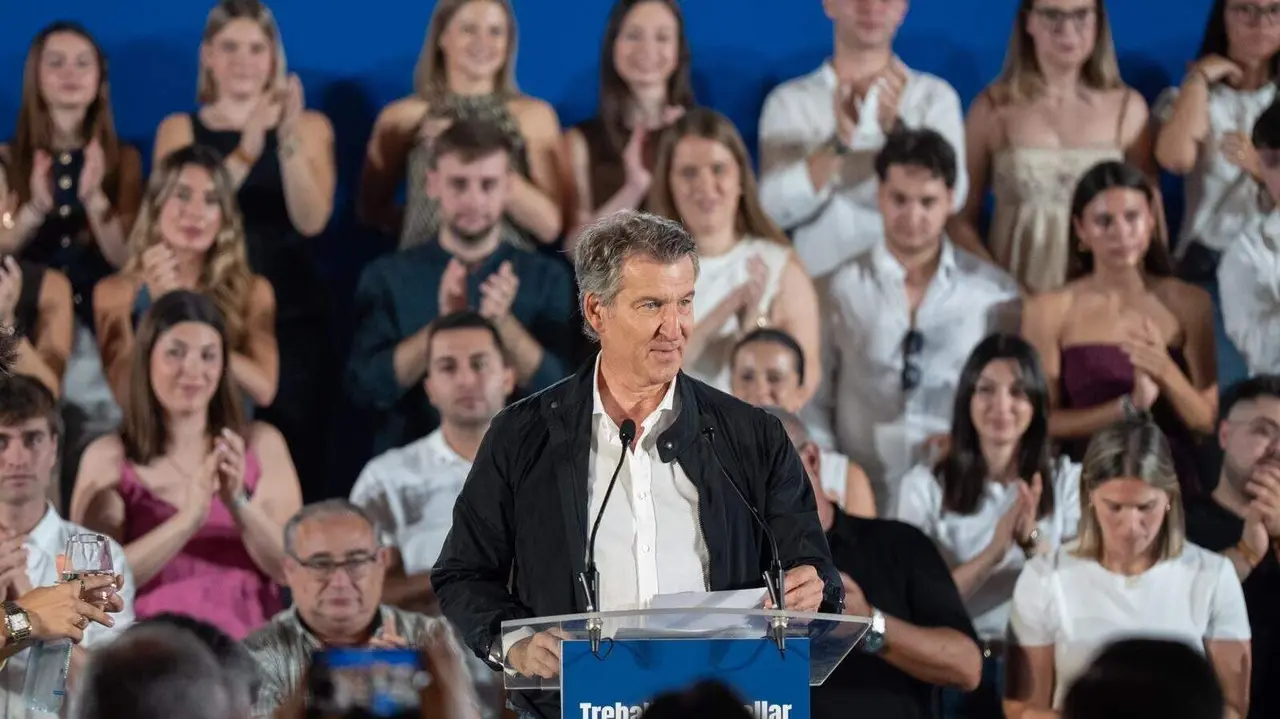 Vicente Momp&oacute;, Alberto N&uacute;&ntilde;ez Feij&oacute;o y Juanfran P&eacute;rez Llorca, en Sueca | Foto de PP/Diego Puerta