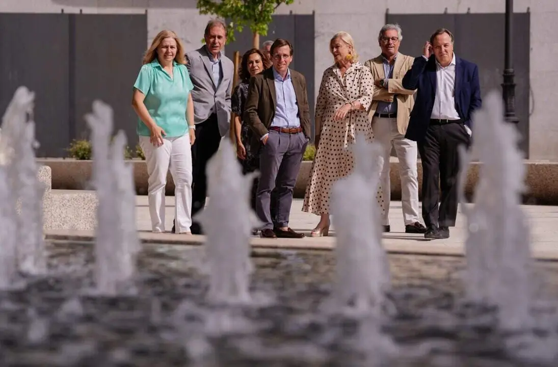 El alcalde de Madrid, Jos&eacute; Luis Mart&iacute;nez-Almeida, durante su visita a la plaza de Chamber&iacute;, cuya remodelaci&oacute;n integral acaba de finalizar - Foto Ayuntamiento de Madrid