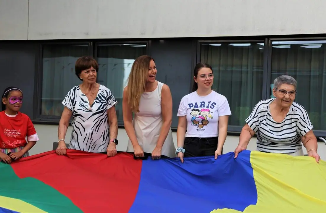 La consejera D&aacute;vila ha visitado hoy una de las residencias donde se desarrolla  este programa - Foto Comunidad de Madrid