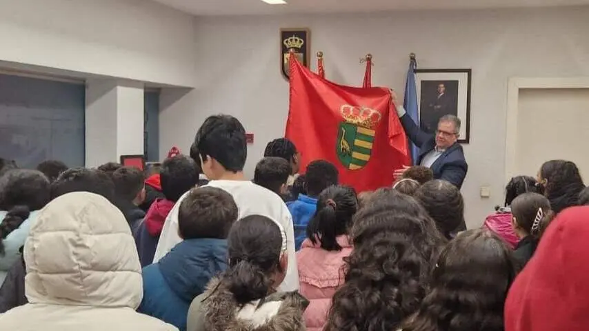 Cerca de mil alumnos de Parla descubren el funcionamiento del Ayuntamiento y el patrimonio local a trav&eacute;s del archivo hist&oacute;rico - Foto del Ayuntamiento de Parla