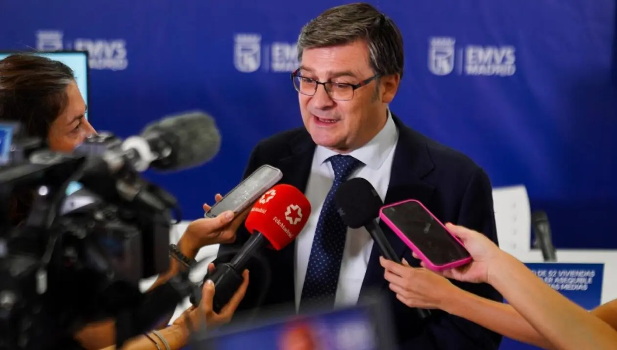 Gonz&aacute;lez tras el sorteo de la promoci&oacute;n de EMVS Madrid - Foto Ayuntamiento de Madrid