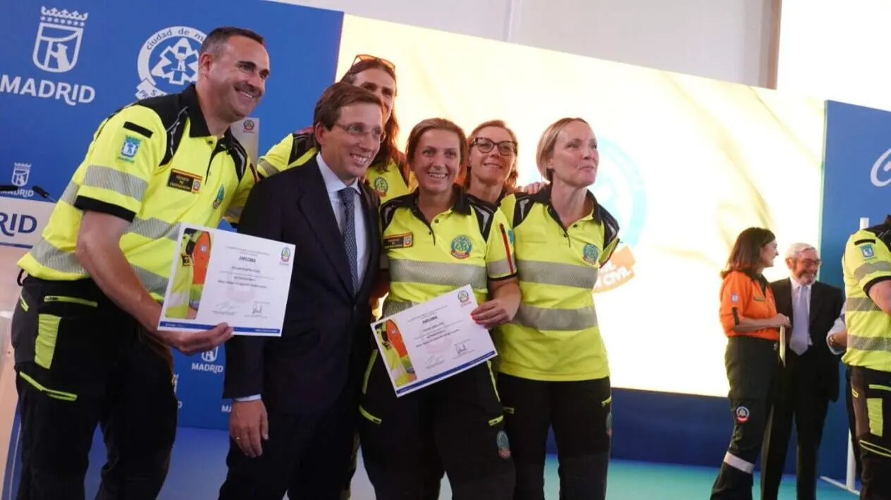 Almeida elogia la &ldquo;excelencia y profesionalidad&rdquo; de los sanitarios de SAMUR-Protecci&oacute;n Civil - Foto Ayuntamiento de Madrid
