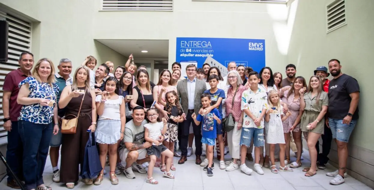 Foto con algunas de las familias adjudicatarias promoci&oacute;n Ca&ntilde;averal 9 - Foto Ayuntamiento de Madrid
