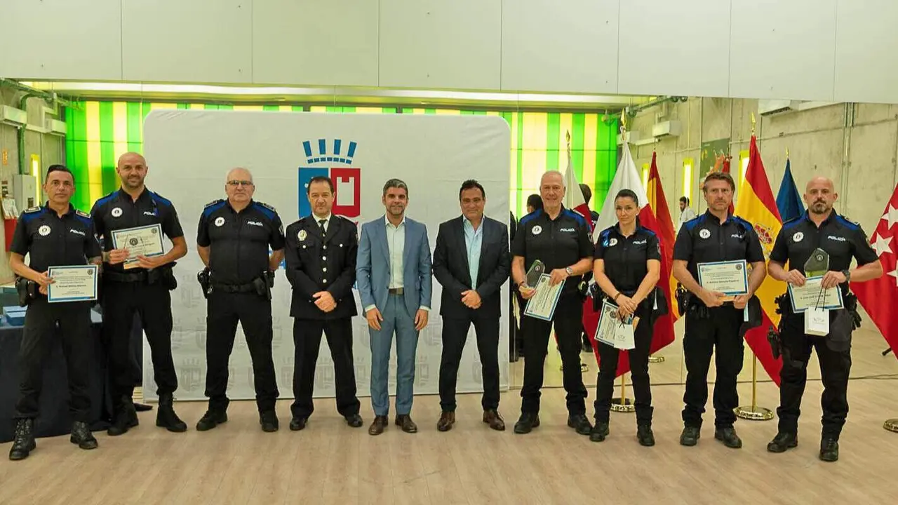 Paracuellos de Jarama condecora a su Polic&iacute;a Local por San Juan y propone la Cruz del M&eacute;rito para los agentes con 25 a&ntilde;os de servicio - Foto del Ayuntamiento de Paracuellos del Jarama