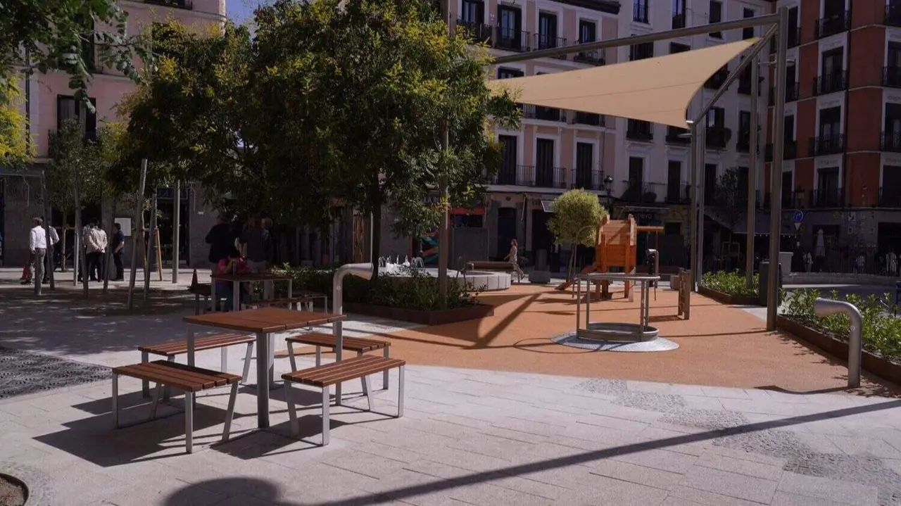 Imagen archivo de mobiliario urbano en la plaza del Rastrillo