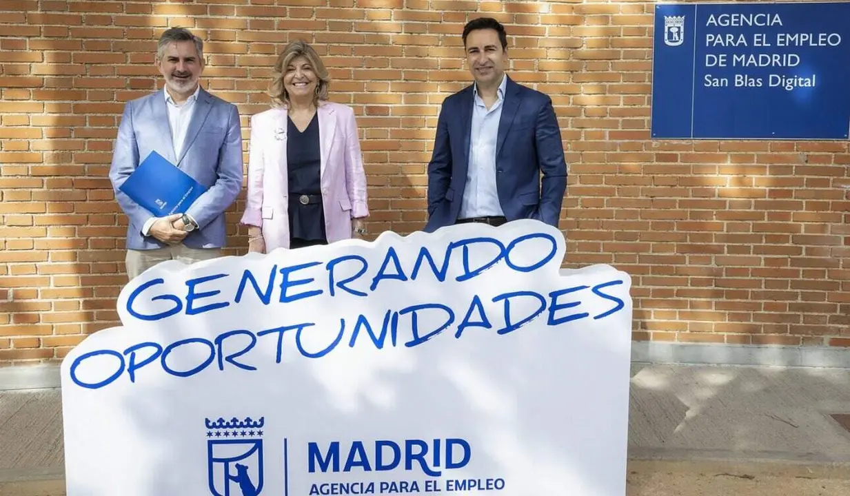 La delegada de Econom&iacute;a, Innovaci&oacute;n y Hacienda, Engracia Hidalgo, el director de Plena Inclusi&oacute;n Madrid, Javier Luengo, y el gerente de la Agencia para el Empleo de Madrid, Pepe Aniorte - Foto Ayuntamiento de Madrid