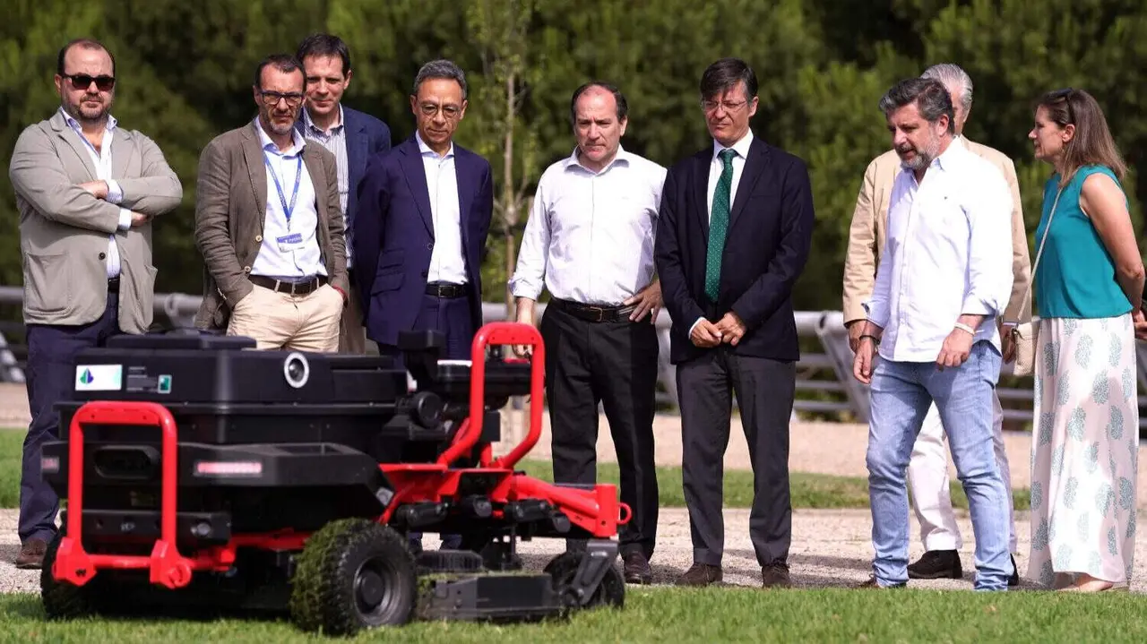 Momento de la presentaci&oacute;n del proyecto piloto de segadoras aut&oacute;nomas