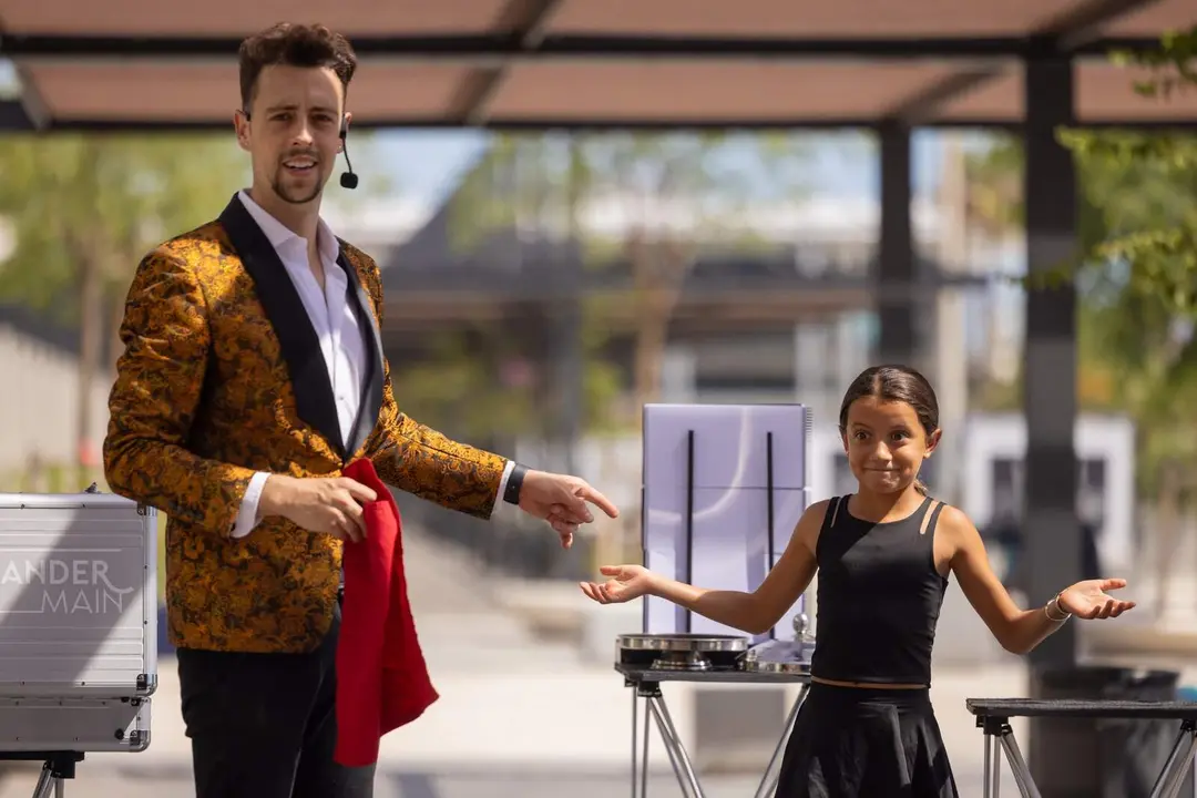 Alexander y una ni&ntilde;a durante un espect&aacute;culo