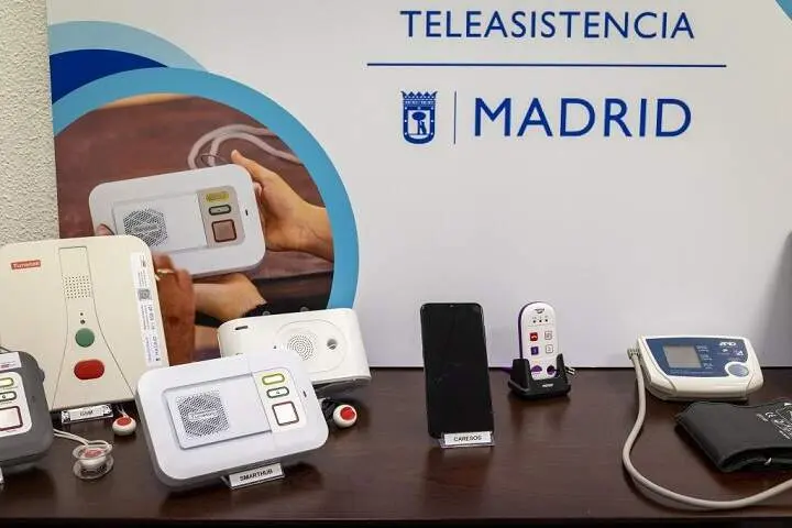 Equipos del sistema municipal de teleasistencia que permiten solicitar ayuda de forma inmediata desde el hogar - Foto Ayuntamiento de Madrid