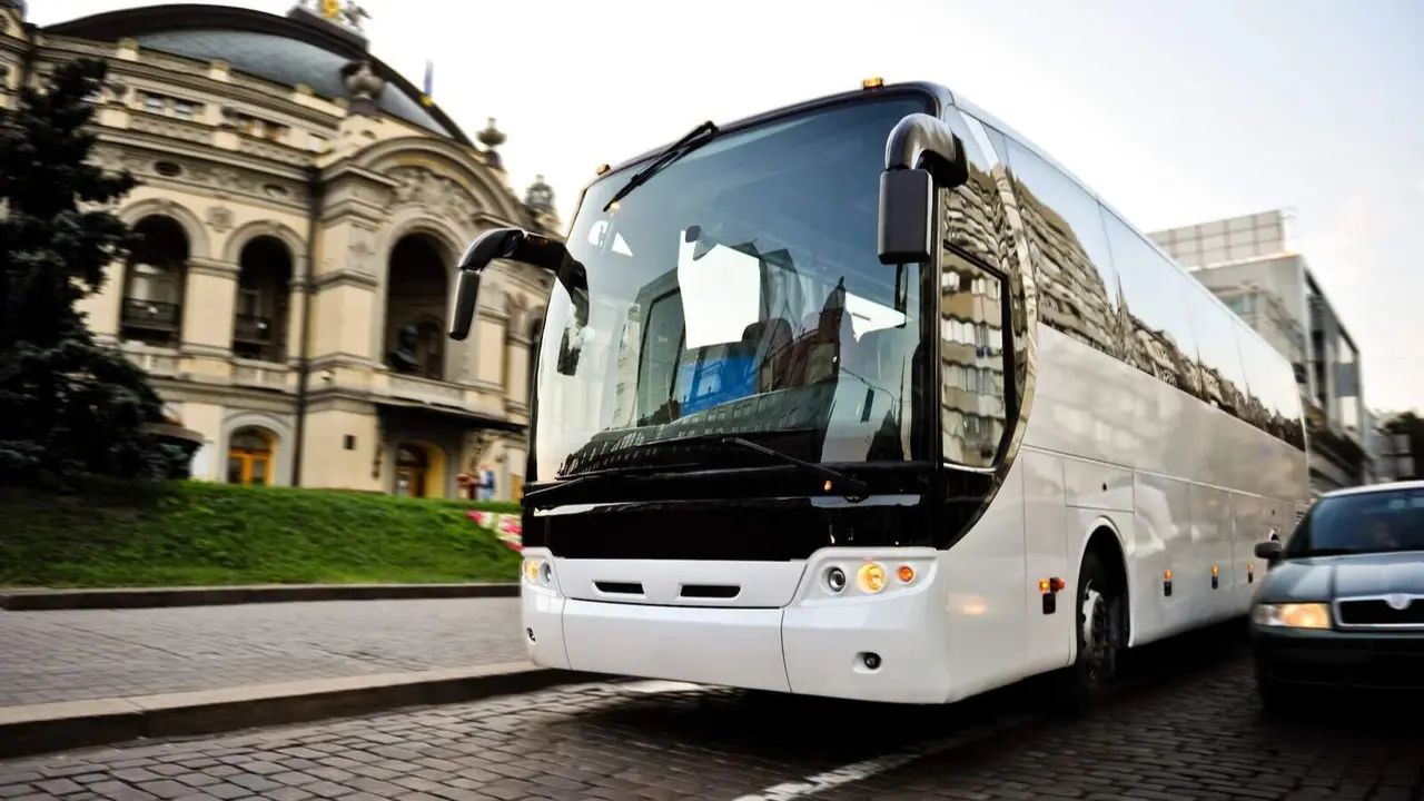 Autob&uacute;s parado en una ciudad - Foto de la Confederaci&oacute;n Espa&ntilde;ola de Transporte en Autob&uacute;s (Confebus)