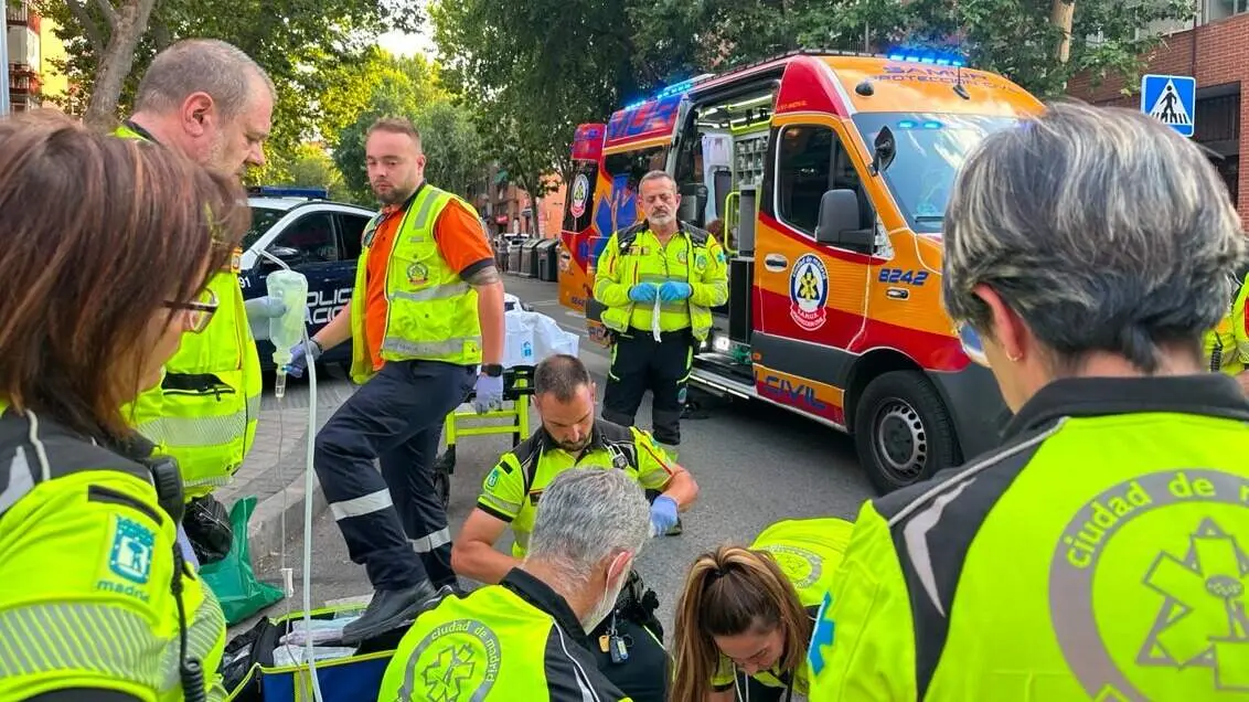 Sanitarios en el lugar de la agresi&oacute;n - Foto Emergencias Madrid
