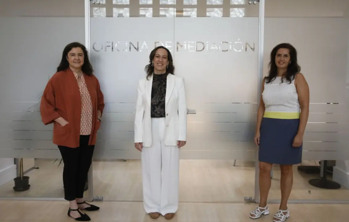 S&aacute;nchez-Cervera (en el centro) con responsables de la Oficina de Mediaci&oacute;n | Foto Ayuntamiento de Madrid