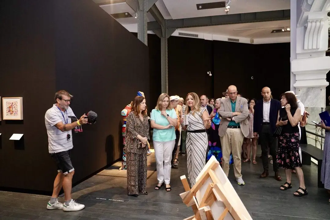 Sanz durante la visita a la edici&oacute;n de la Bienal de Arte Contempor&aacute;neo de Fundaci&oacute;n ONCE