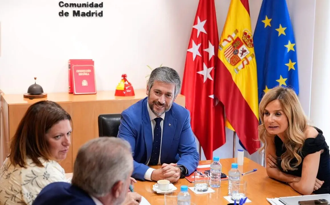 Reuni&oacute;n con la nueva presidenta de la Asociaci&oacute;n de V&iacute;ctimas del Terrorismo - Foto Comunidad de Madrid