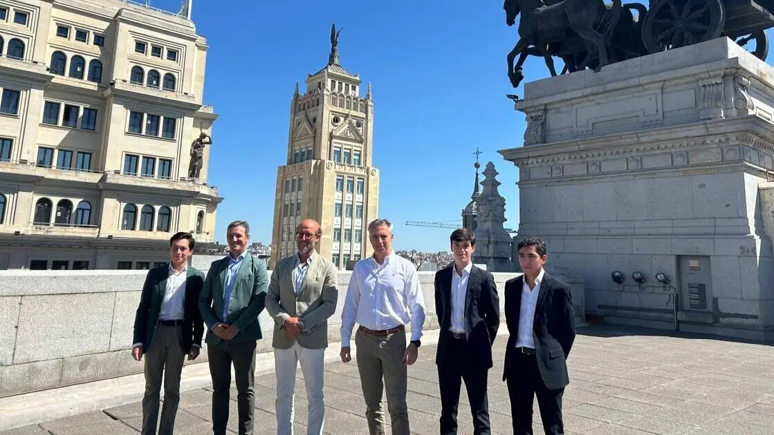 El consejero Novillo se ha reunido hoy en la sede de su consejer&iacute;a con los tres  clasificados - Foto Comunidad de Madrid