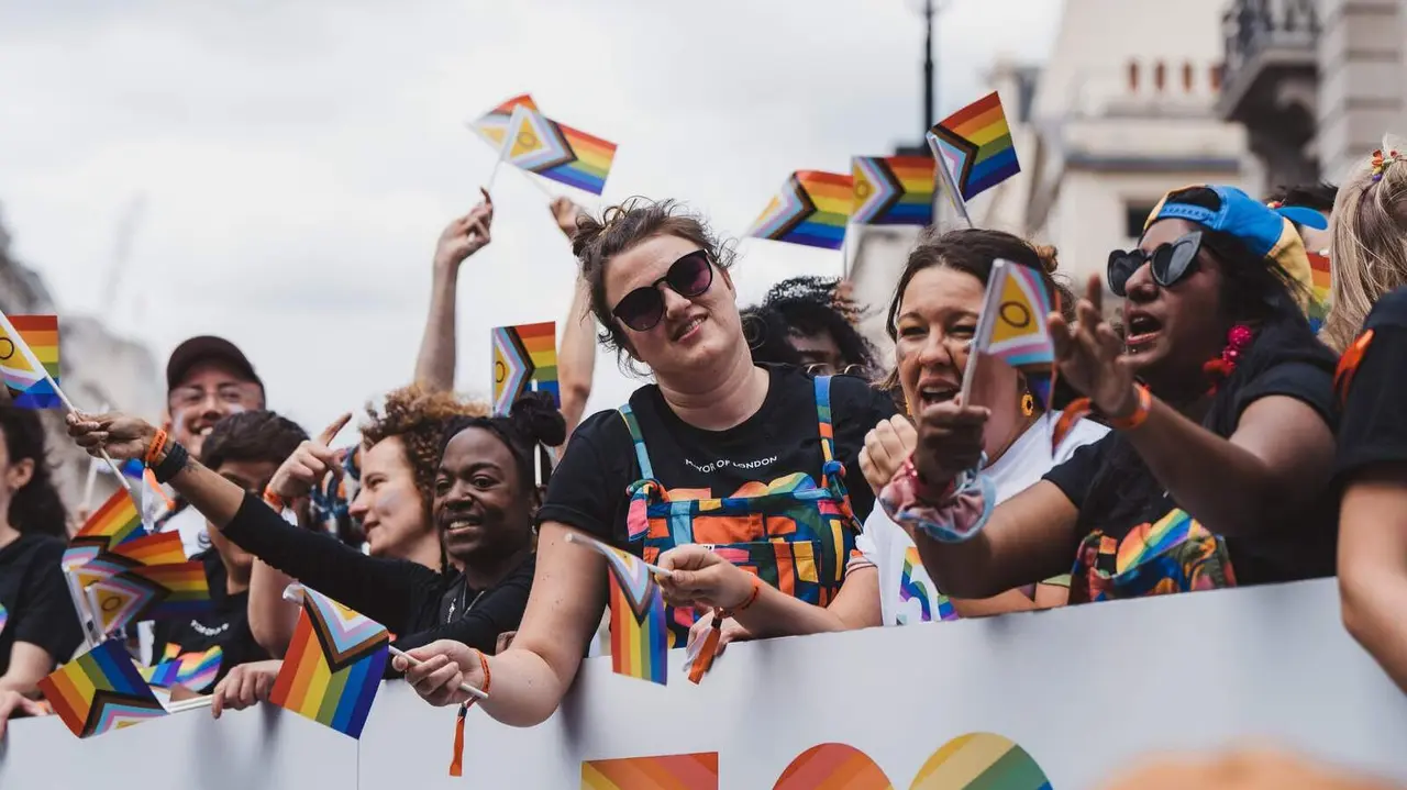 Varias personas con banderas Lgtbi+ manifest&aacute;ndose | Foto de 123RF/smutkoalex