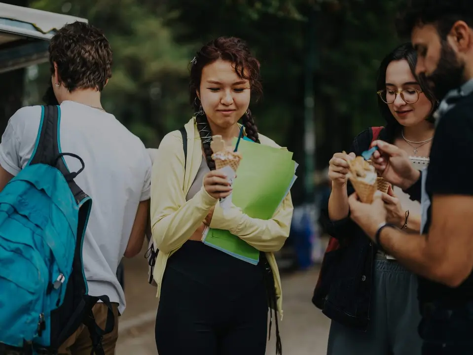 Estudiantes multiculturales toman helado | Foto de 123RF/gorgev