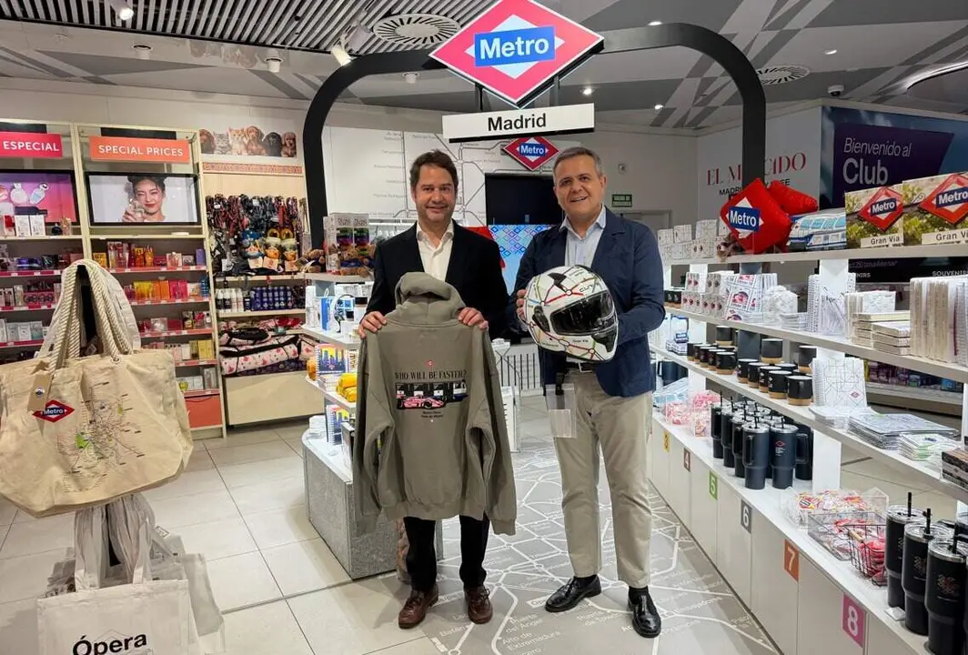 El consejero Rodrigo, en la nueva tienda de Metro en la Terminal 4 del Aeropuerto  Adolfo Su&aacute;rez Madrid-Barajas - Foto Comunidad de Madrid