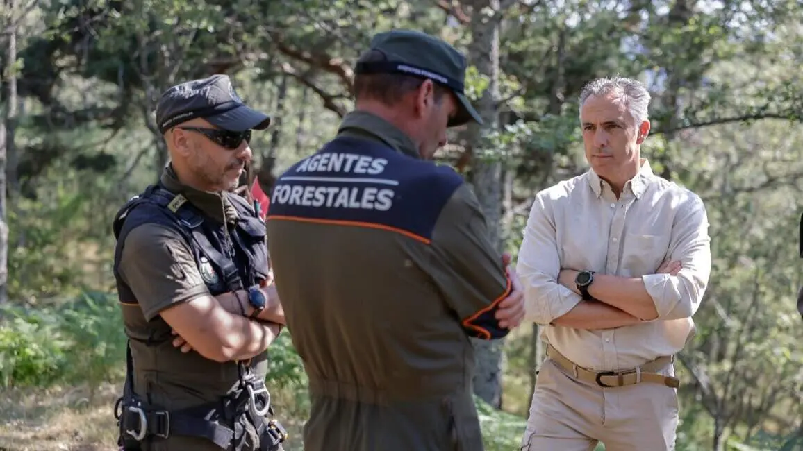 El consejero Novillo ha supervisado hoy esta actividad realizada por el Grupo de Intervenci&oacute;n en Altura del Cuerpo de Agentes Forestales - Foto Comunidad de Madrid