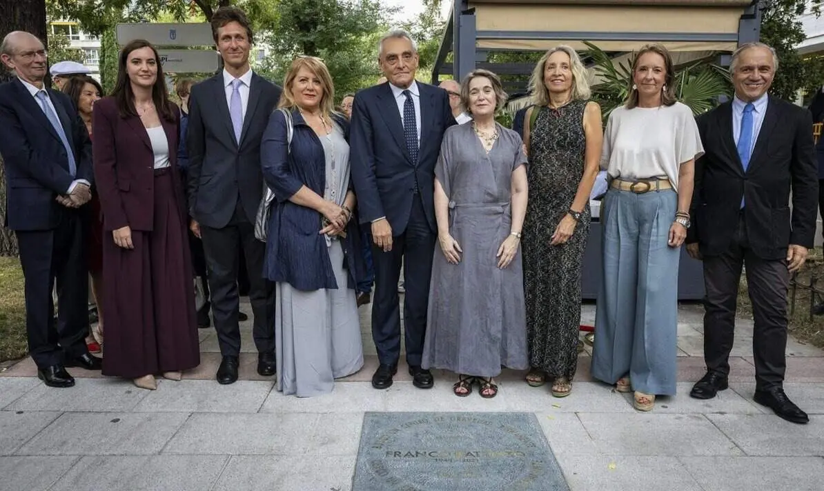 La delegada de Cultura, Turismo y Deporte, Marta Rivera de la Cruz, inaugura la placa dedicada al artista italiano Franco Battiato - Foto Ayuntamiento de Madrid