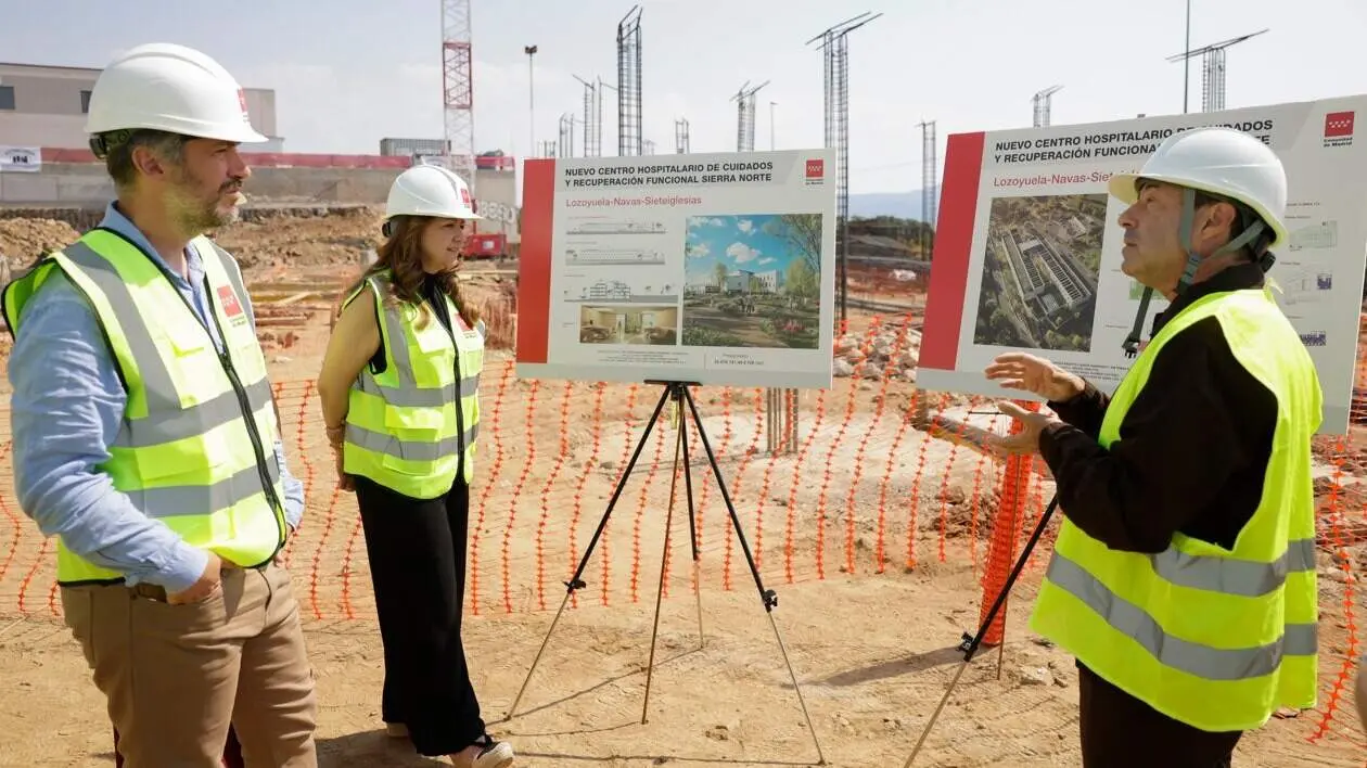 Los consejeros de Presidencia y de Sanidad han visitado en  Lozoyuela este pionero centro en rehabilitaci&oacute;n y cuidados paliativos  - Foto Comunidad de Madrid